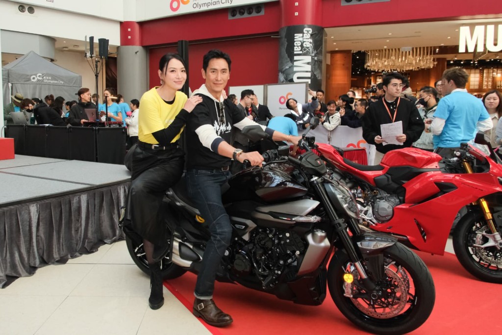 陳煒是日穿長裙，笑言︰「收視好嘅話，我條裙會越來越短！」