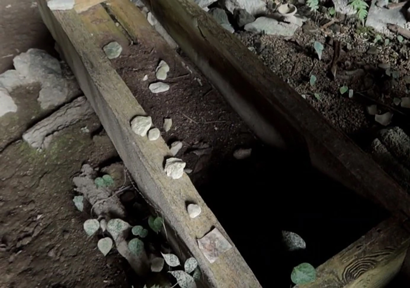 3男擅闖貴州省龍里縣「果里岩洞葬」，用手機做直播。 微博圖