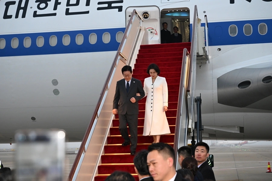 李在明乘专机抵达上海。 解放日报