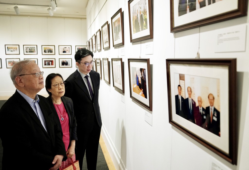 展览以饶宗颐自1960年代以来的游历为主题，精选20幅绘画和书法作品。左起为李焯芬、饶清芬 及姚锡安。苏正谦摄