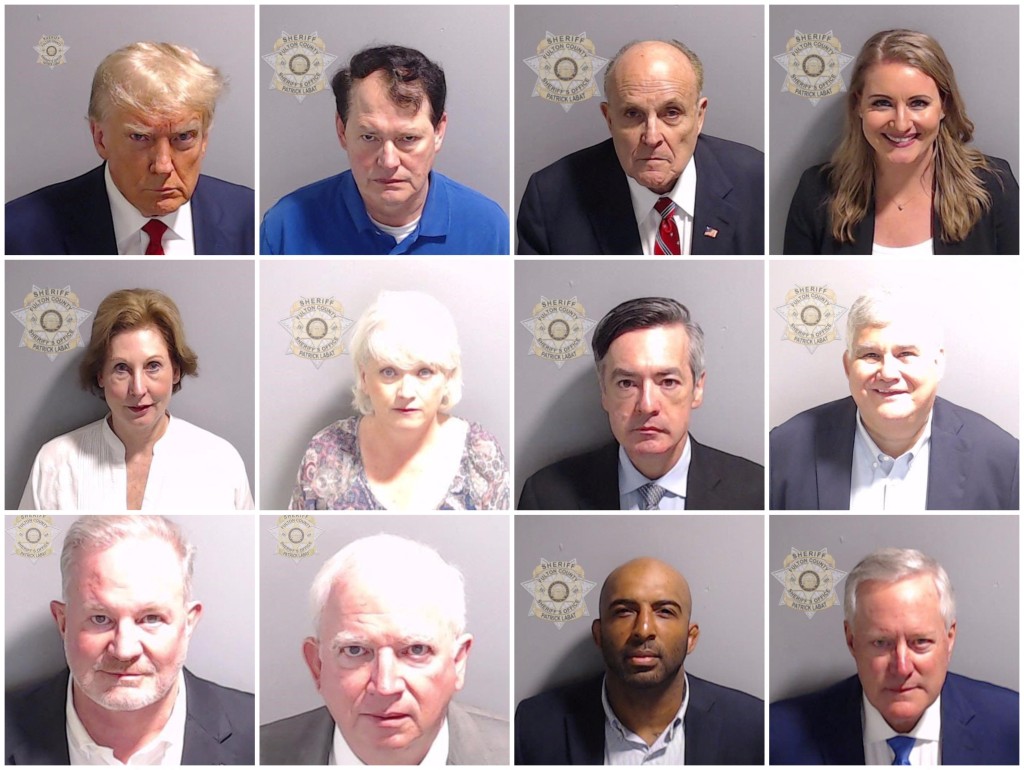 除了特朗普外，还有11名被告被拍大头照。路透社