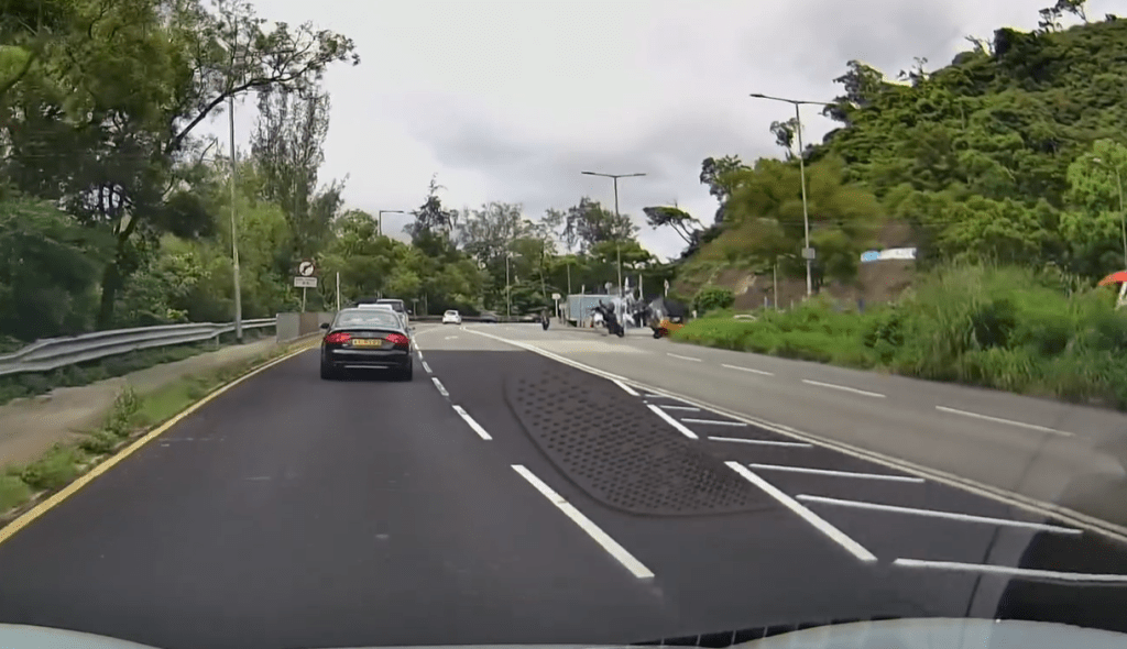 私家車撞到逆線電單車。 車cam L（香港群組）