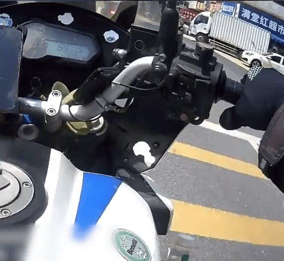 东莞警鸣笛开路 ，护送慈母赶高铁，见儿子最后一面。
