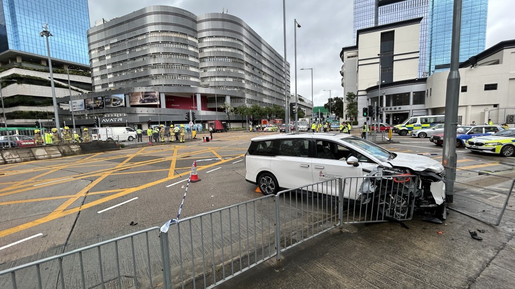 建築署私家車撞毀路邊鐵欄始停。蔡楚輝攝 建築署私家車撞毀路邊鐵欄始停。蔡楚輝攝