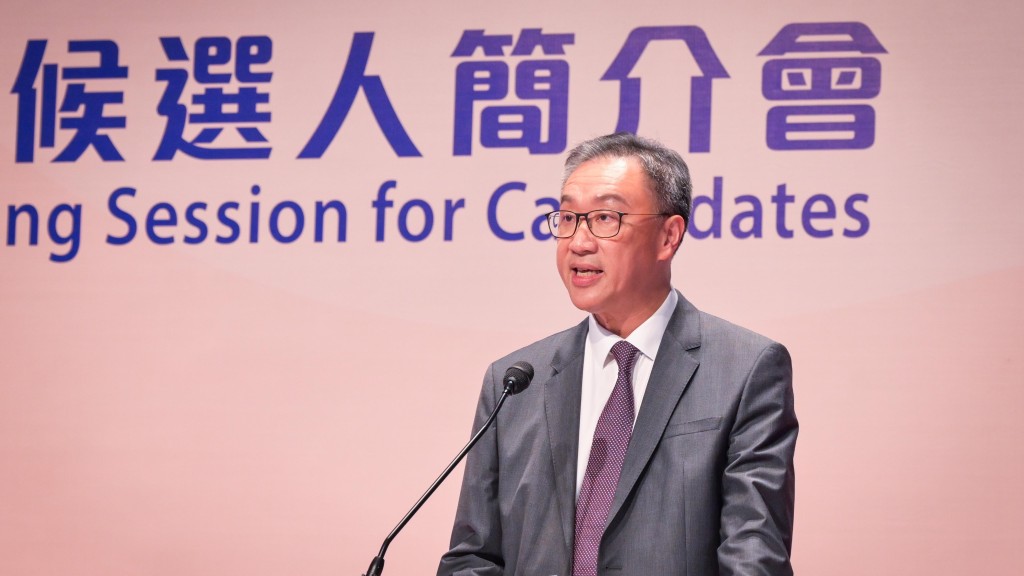 陸啟康向候選人簡介選舉法例及指引。政府新聞處