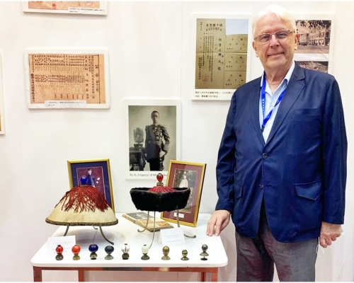 江樂士尤其鍾情清朝官帽及佩飾。