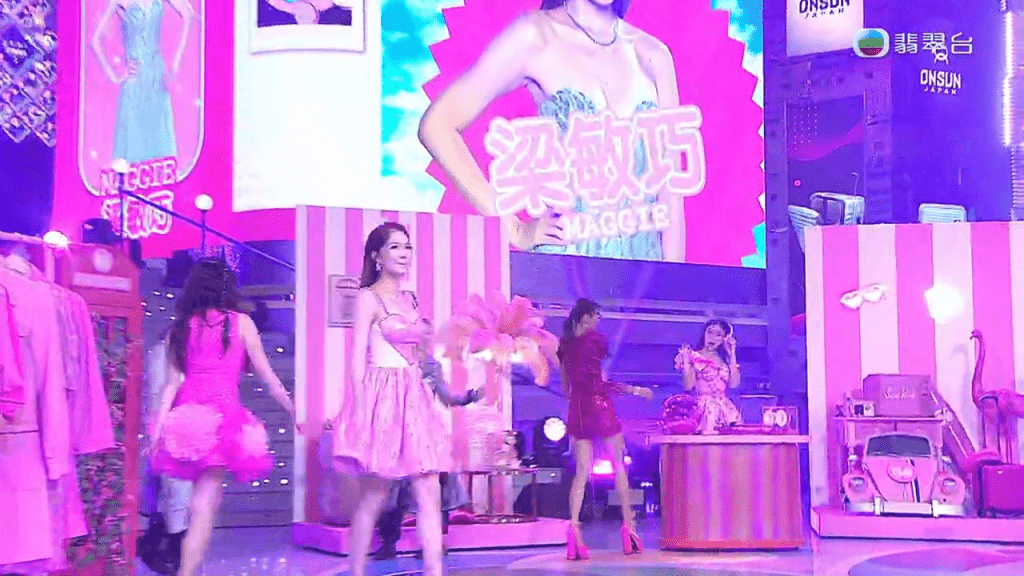 晚裝胸前有心心。 晚裝胸前有心心。