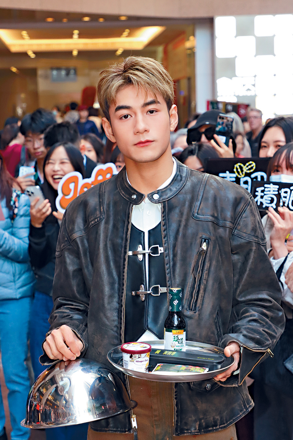 魏浚笙昨日到銅鑼灣宣傳新歌《孤獨美食家》的MV。