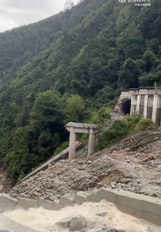 隧道接驳桥被山洪冲毁，有车辆坠毁。