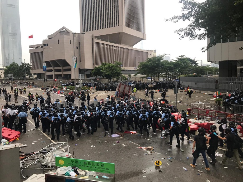 警方指示威者暴力衝擊警方