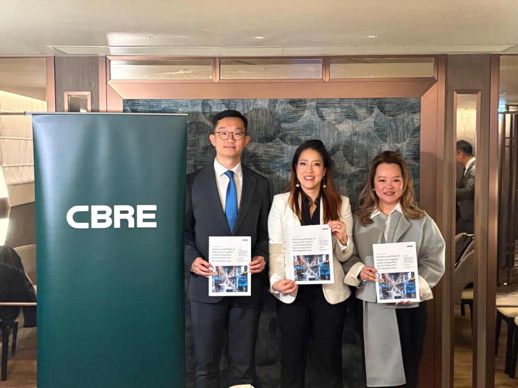 世邦魏理仕鄭亥延(中)建議,產業園公司成立後政府應提供清晰長遠規劃時間表,增投資信心。左為徐浩賢,右為林凌。 世邦魏理仕鄭亥延(中)建議,產業園公司成立後政府應提供清晰長遠規劃時間表,增投資信心。左為徐浩賢,右為林凌。