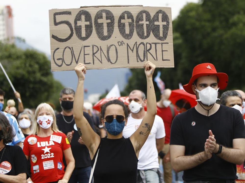 巴西市民不滿政府輕視疫情，要求總統下台。美聯社圖片