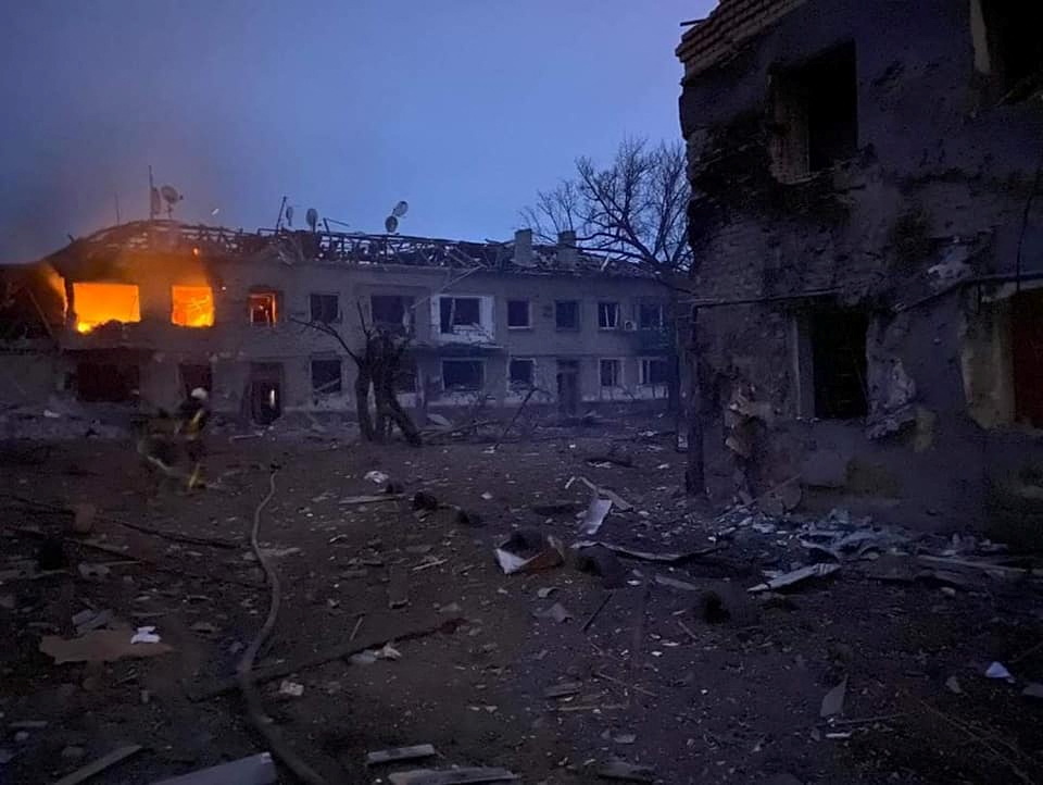 盧甘斯克地區斯塔羅比爾斯克鎮砲擊後被毀的建築物。AP