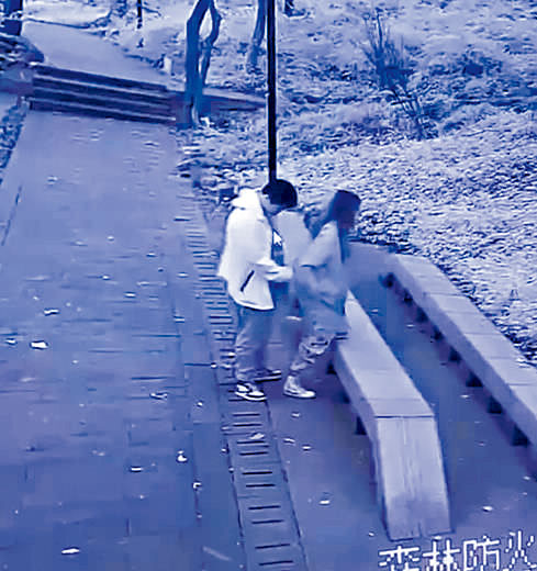 常熟防火隊員拍攝男女公園「野戰」。