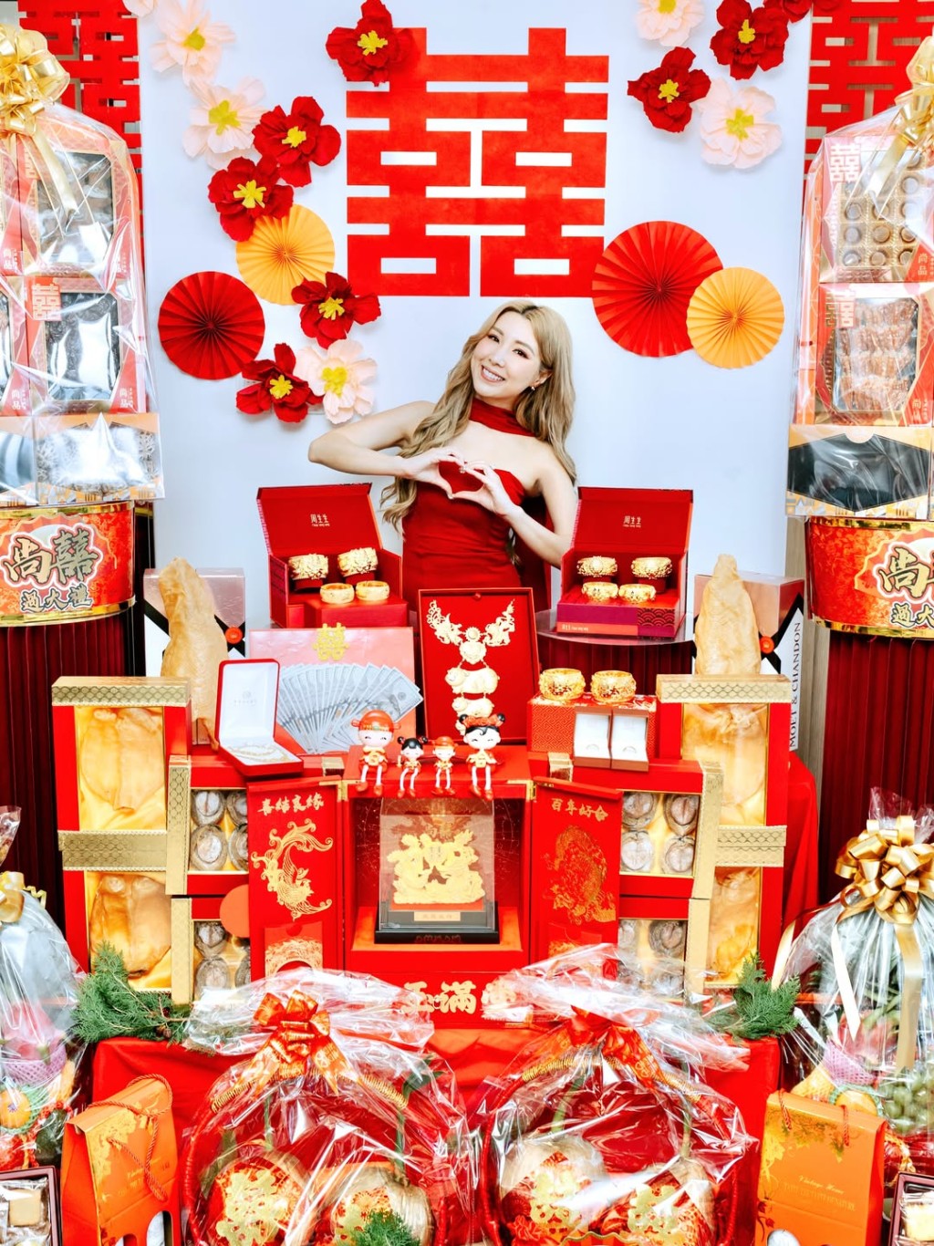 待嫁新娘譚嘉儀在堆積如山的禮品前,做出心形手勢,幸福滿瀉。 待嫁新娘譚嘉儀在堆積如山的禮品前,做出心形手勢,幸福滿瀉。