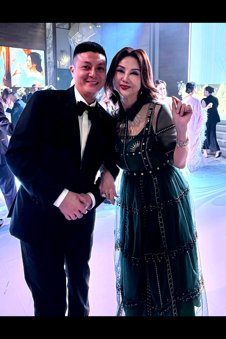 日前,謝玲玲在小紅書上晒出多張與大仔林孝賢出席友人婚禮的合照,更公開揚言恨做奶奶,似乎對大仔女友胡美貽有所認可。 日前,謝玲玲在小紅書上晒出多張與大仔林孝賢出席友人婚禮的合照,更公開揚言恨做奶奶,似乎對大仔女友胡美貽有所認可。