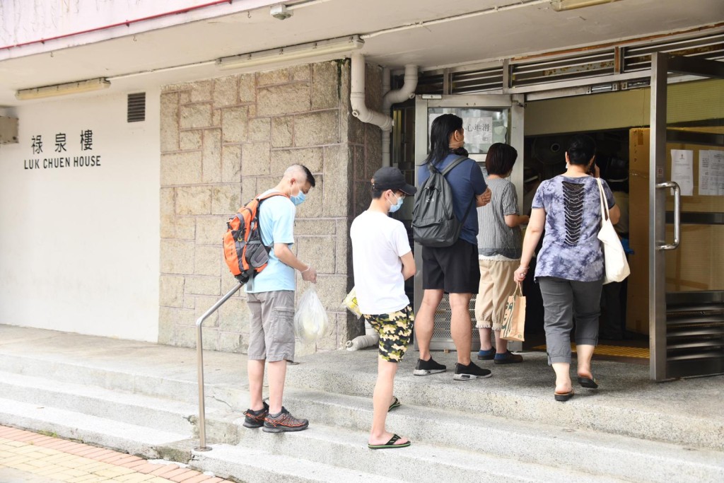 祿泉樓有居民排隊遞交深喉唾液樣本瓶。