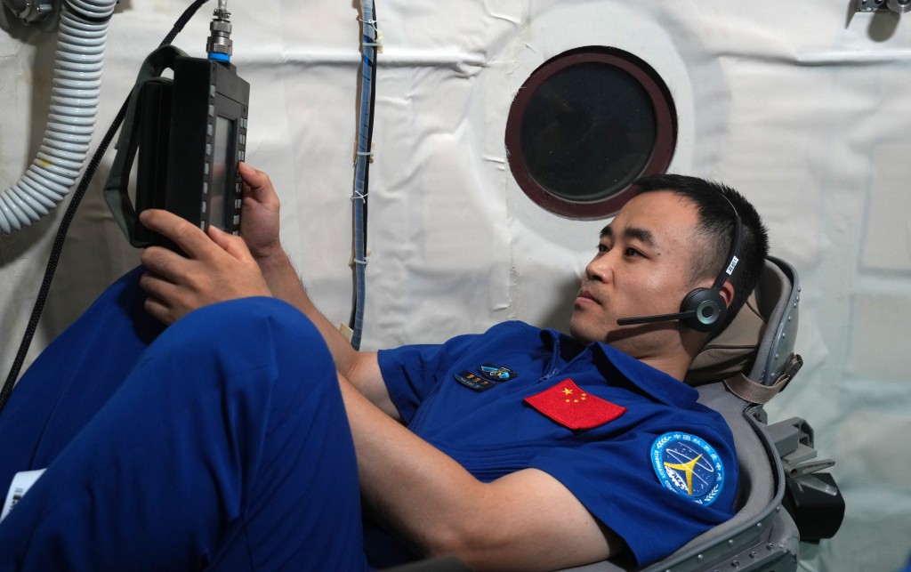 太空人唐胜杰是执行神舟十七号任务最年轻的太空人。(新华社)
