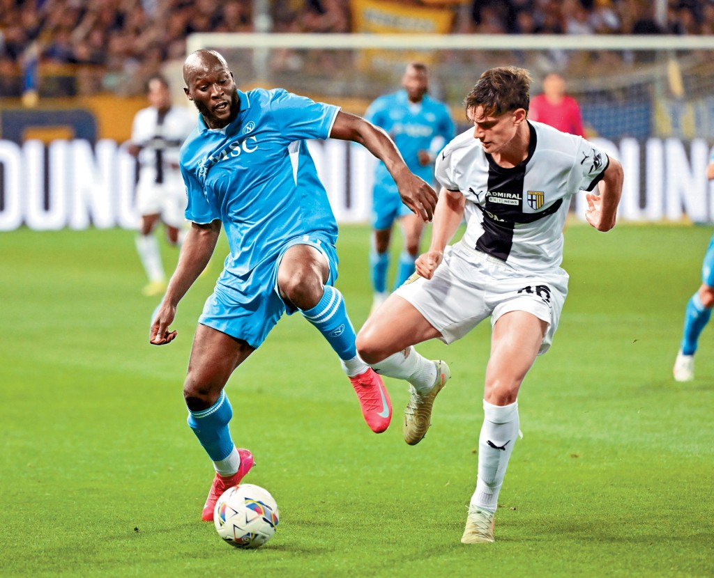 拿玻里射手盧卡古（左）腳頭無靈，連累球隊與帕爾馬互交白卷。