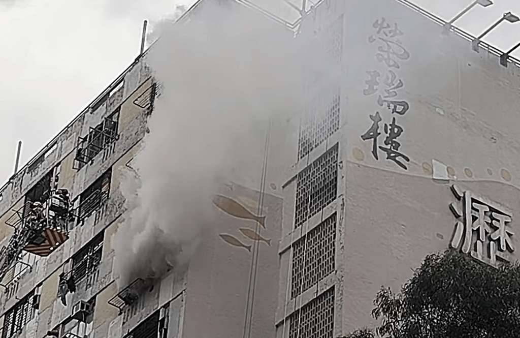 消防升起雲梯灌救。fb：沙田之友