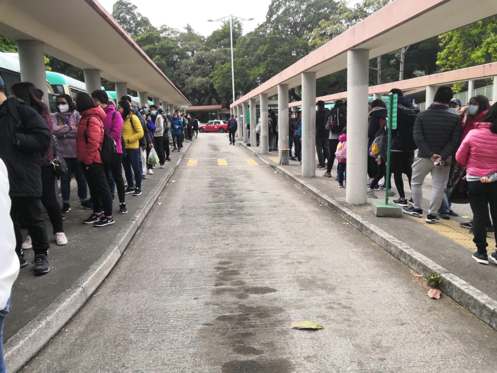 小巴站過百人排隊等車。讀者提供