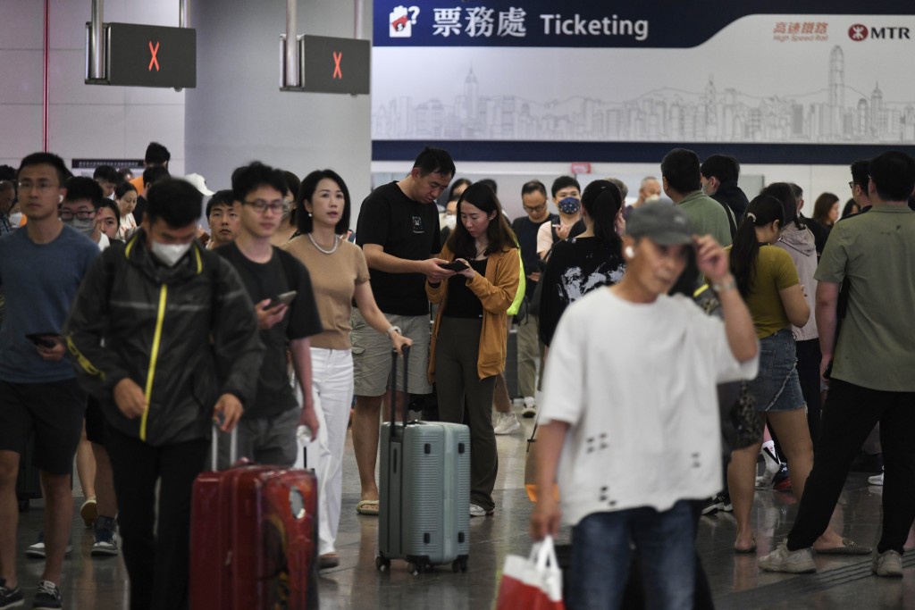 復活節假期最後一日，西九龍高鐵站入境人流增加。何君健