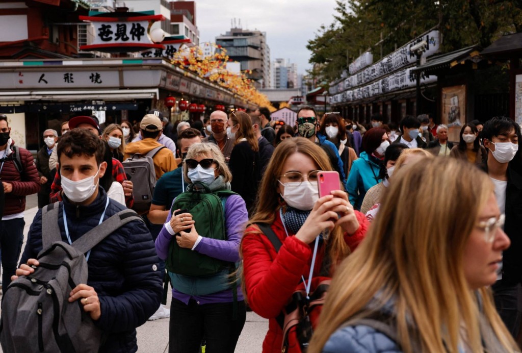 外国游客在东京浅草区逛街购物。路透社