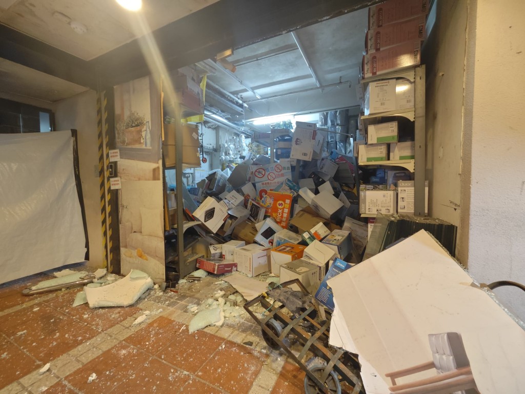 一间家品店的货仓被撞至凌乱。