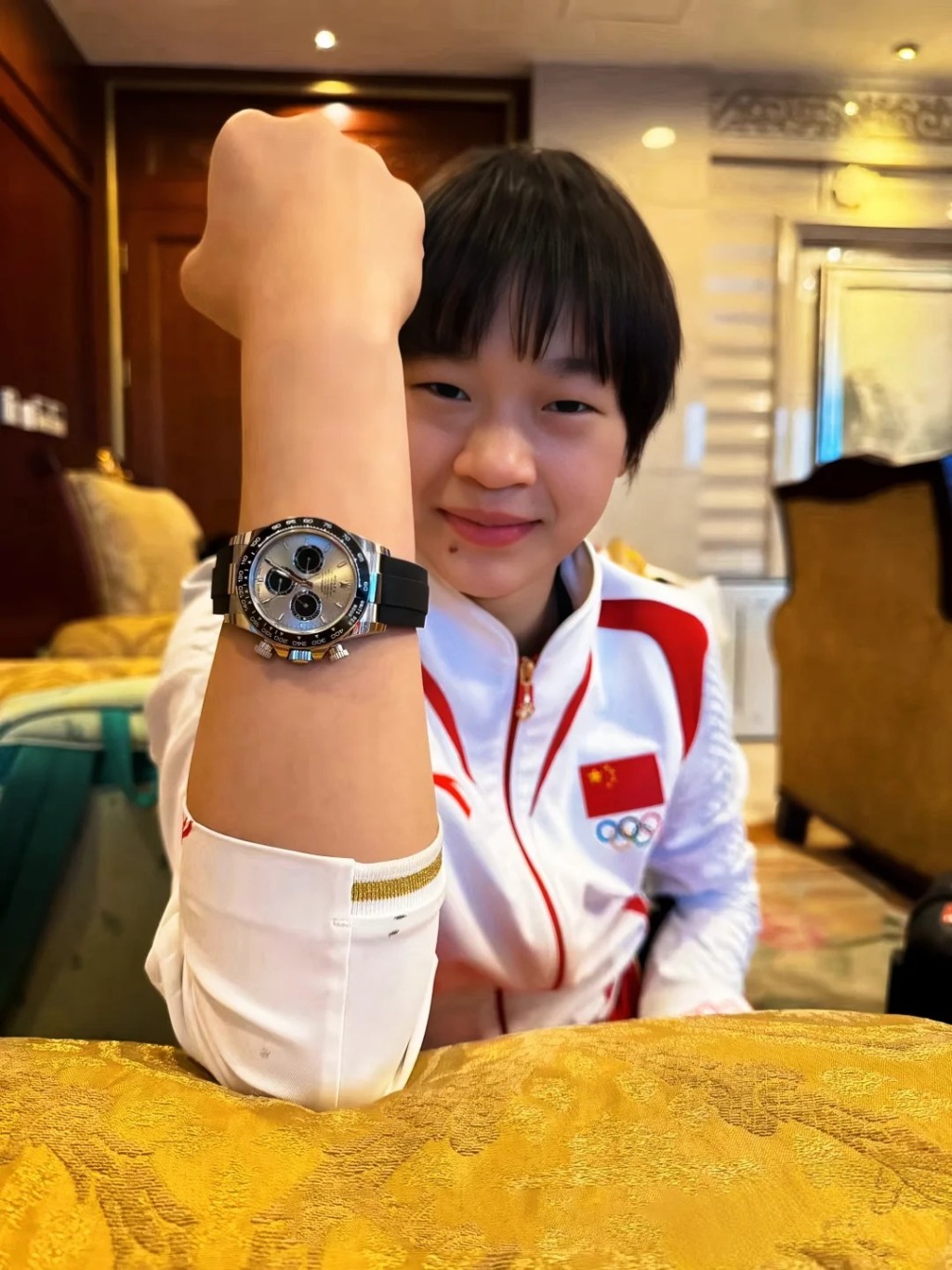 网上流传一张全红婵穿上整齐中国队服，举起手臂展示Rolex Daytona水泥灰不锈钢色手表的照片，许多内地网民就大肆抨击全红婵的举动，认为她是典型的土豪。