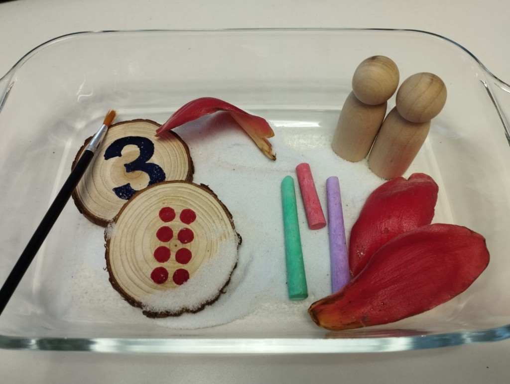 鬆散素材以「資源活用、再利用」 為概念,包括圖中的木牌、花瓣及食鹽等,非指特定物資。 鬆散素材以「資源活用、再利用」 為概念,包括圖中的木牌、花瓣及食鹽等,非指特定物資。