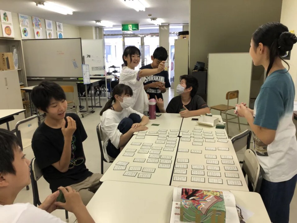 学生正在学习歌牌。