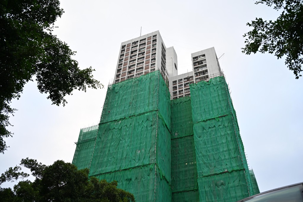 負責火炭穗禾苑（圖）維修工程的富林工程公司，已就延期拆除棚網，向政府提交申請。資料圖片