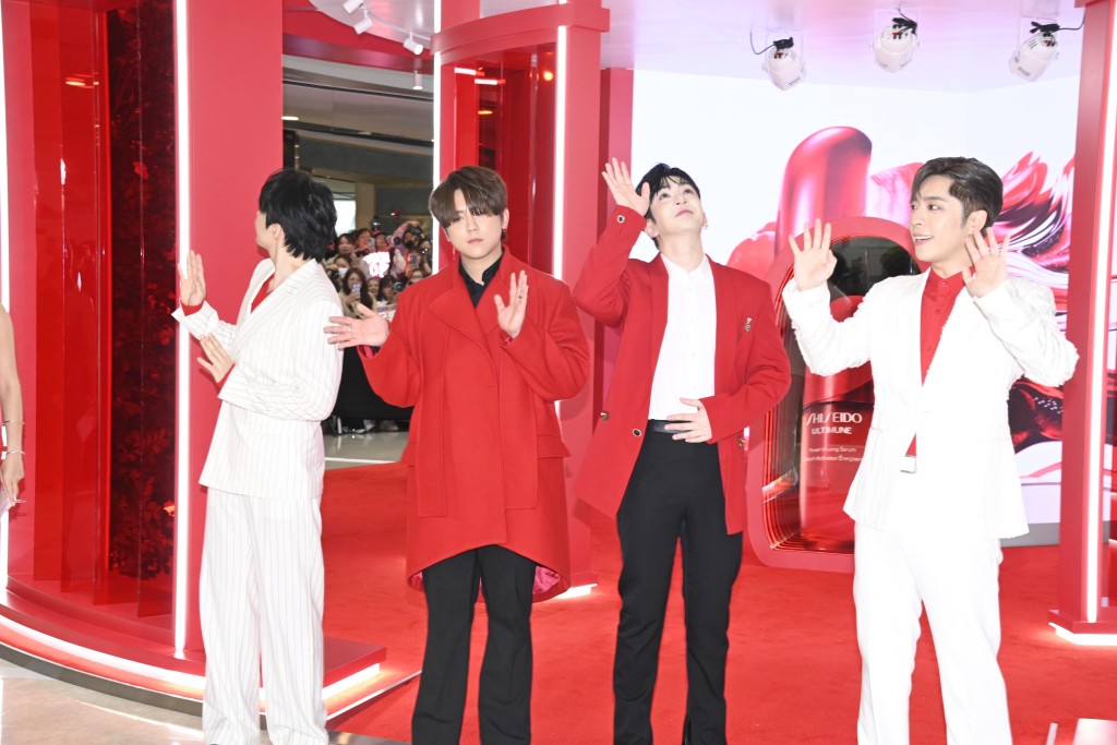 成個商場都係Ian、姜濤、AL、Edan,四子要落足眼力搵! 成個商場都係Ian、姜濤、AL、Edan,四子要落足眼力搵!