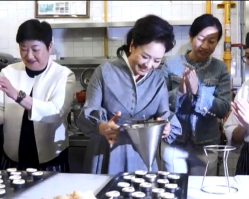 彭麗媛參與製作葡撻 「倒蛋漿」。澳廣視截圖