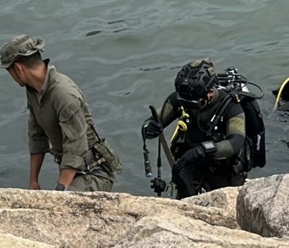水鬼隊在海中尋獲至少兩把刀,懷疑與案有關。 水鬼隊在海中尋獲至少兩把刀,懷疑與案有關。