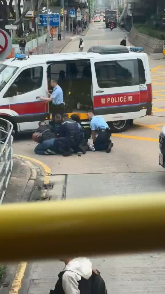 衝鋒車到場，再有數名警員下車協助。網上片段截圖