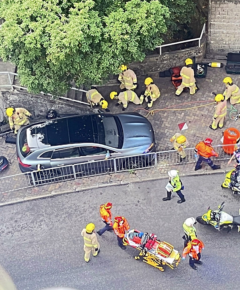 大批救護員到場。網圖 大批救護員到場。網圖