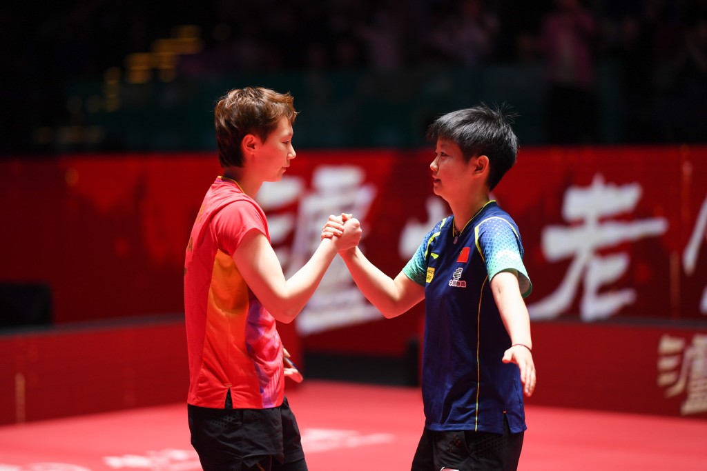 乒乓球世界杯，孙颖莎(右)与王曼昱握手。 公关图片