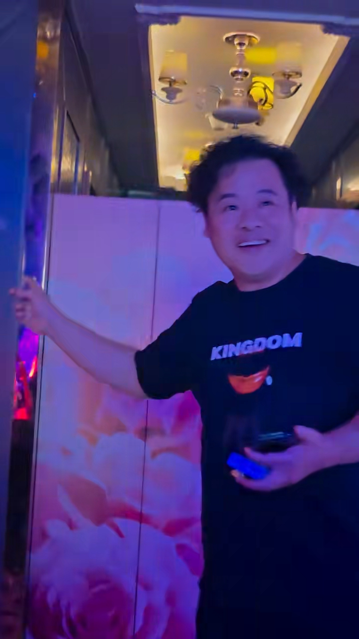 留著一頭微捲短髮的韋家雄身穿黑色圓領T恤配黑色長褲現身,當遇到粉絲時,他十分熱情地向對方揮手打招呼,更與對方交談,毫無明星架子。 留著一頭微捲短髮的韋家雄身穿黑色圓領T恤配黑色長褲現身,當遇到粉絲時,他十分熱情地向對方揮手打招呼,更與對方交談,毫無明星架子。