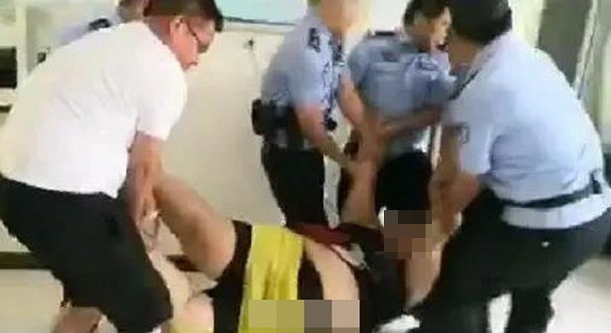 警方指，需動用6名警員才可將她帶回派出所。網圖