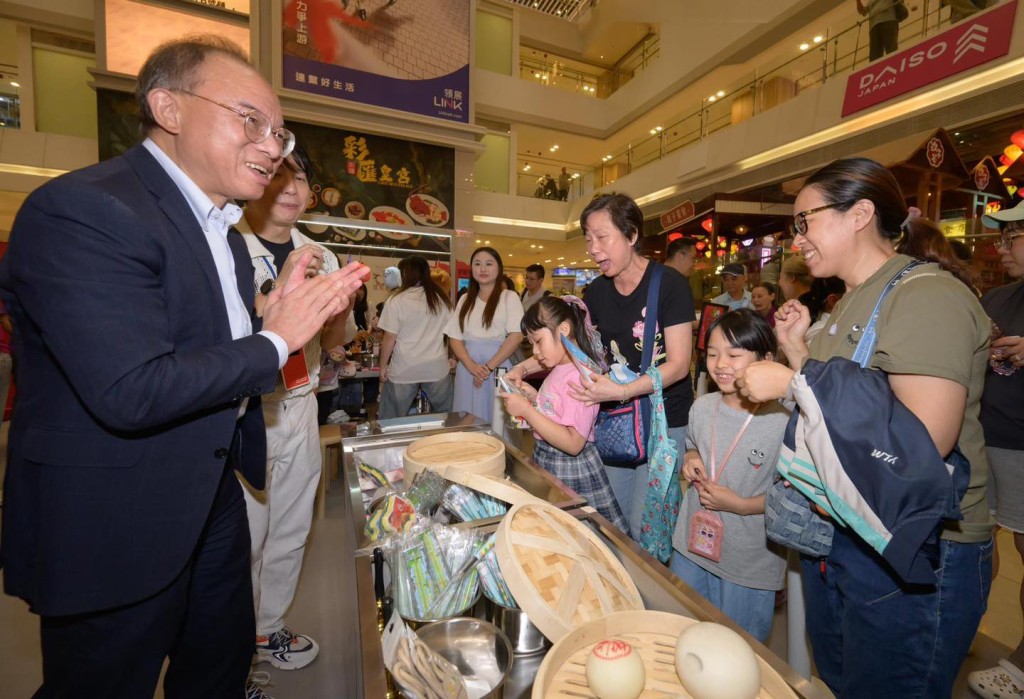 曾國衞與現場的小朋友一齊參與製作小手工,又考考他們有關《憲法》、《基本法》及立法會選舉的知識! 曾國衞與現場的小朋友一齊參與製作小手工,又考考他們有關《憲法》、《基本法》及立法會選舉的知識!