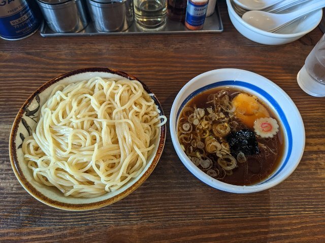 香睿剛推介日本好吃拉麵店｜1. 大勝軒沾麵　特製蕎麥麵，蘸醬中加入蔥、竹筍、叉燒、鳴門、紫菜和半個雞蛋，950日圓。(圖：eihoka）