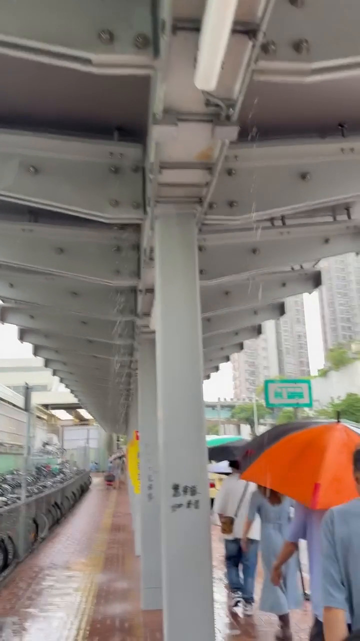 有人應和回應指「要跟進」、「起個頂用來擋雨 ,唔漏水係基本要求」、「都唔止呢度好多都漏 水,但都有機會太大雨去唔切」。Threads截圖 有人應和回應指「要跟進」、「起個頂用來擋雨 ,唔漏水係基本要求」、「都唔止呢度好多都漏 水,但都有機會太大雨去唔切」。Threads截圖