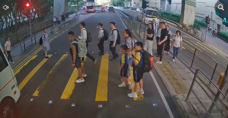 猶幸千鈞一髮之際，貨車煞停。fb車cam L（香港群組）Kitty Chau影片截圖