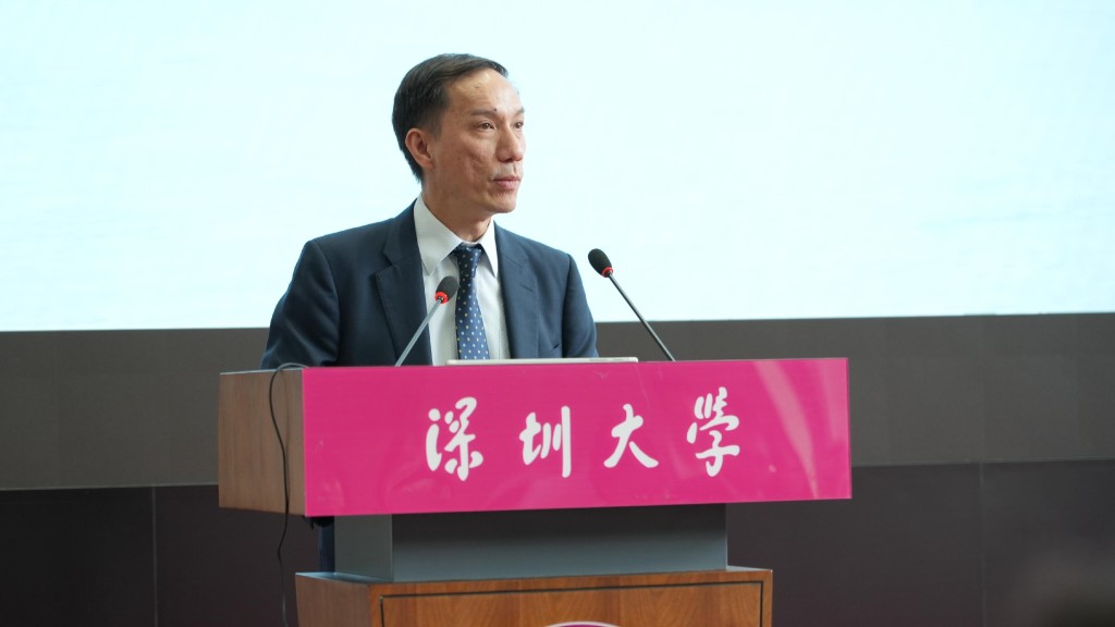 陳信禧在深圳大學招聘講座向香港學生介紹特區政府提供的多元化就業機會。政府新聞處