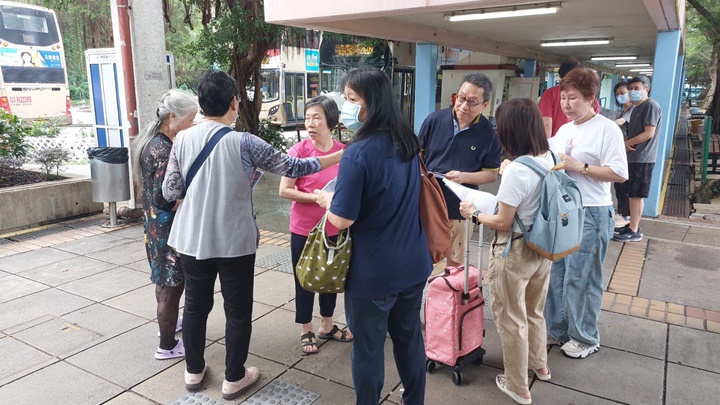 潘焯鴻到火炭穗禾苑商場地下派發傳單。潘焯鴻提供
