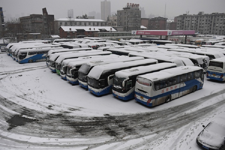 有巴士站的巴士被大雪覆蓋。網上圖片