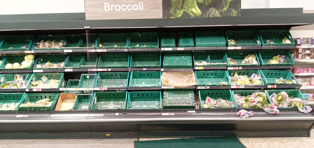 社交媒體上最近充斥著英國超市空蕩蕩的水果和蔬菜貨架的照片。twitter圖