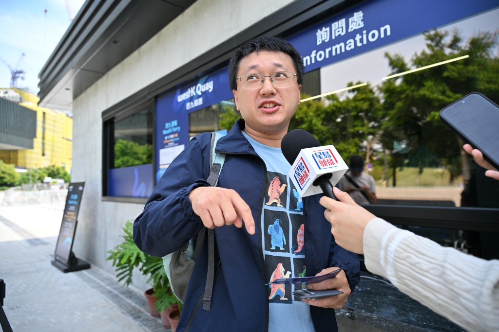 深圳遊客陳先生指從深圳到西九「路程較遠」,但來此乘船可順道參觀文化區。 深圳遊客陳先生指從深圳到西九「路程較遠」,但來此乘船可順道參觀文化區。