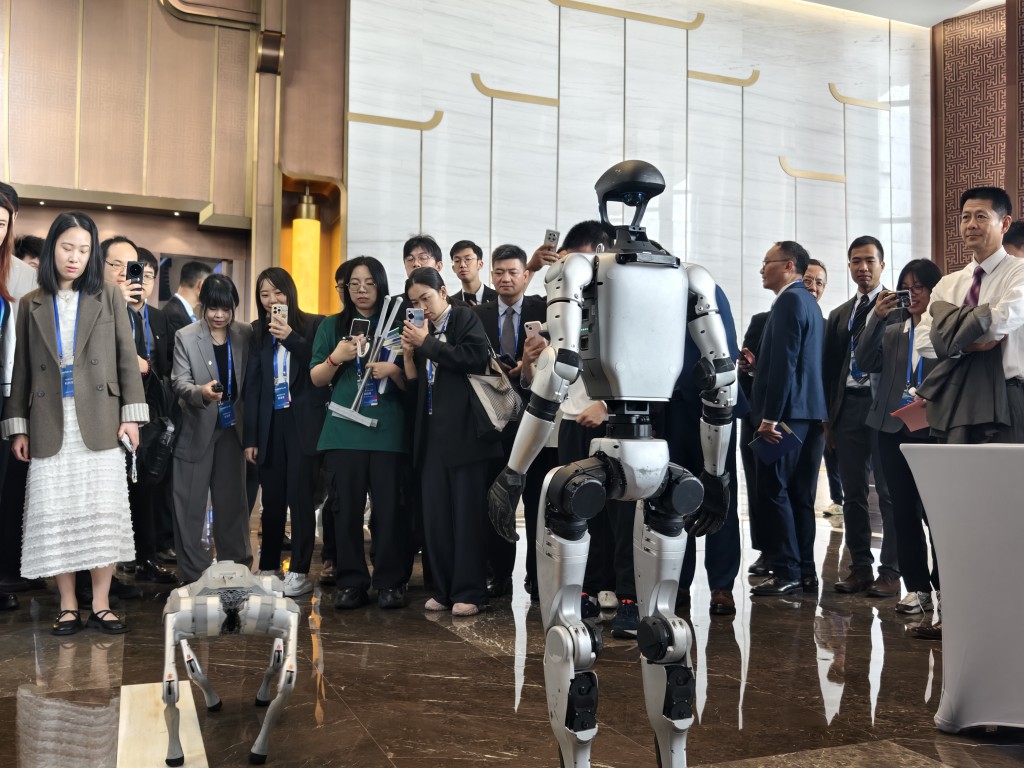 宇樹機械人與機械狗。新華社